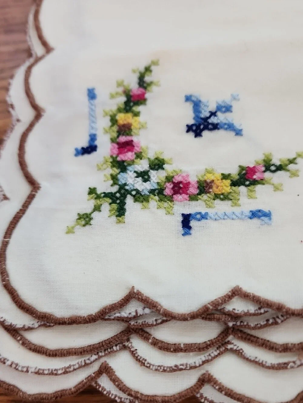 🩵 Embroidered White Linen Napkins with Floral Cross-Stitch